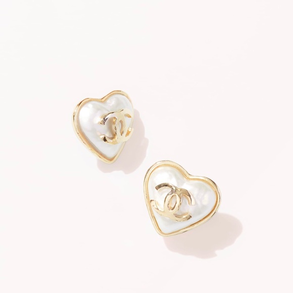 CHANEL 22C AB7530 CC RUNWAY LARGE GOLD PEARLY HEART EARRING - Picture 7 of 8
